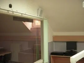 zvučnik sa ostalom opremom