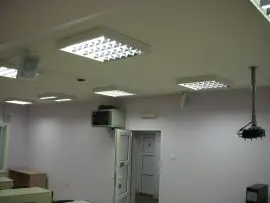 postavljena kutija sa računarskom opremom